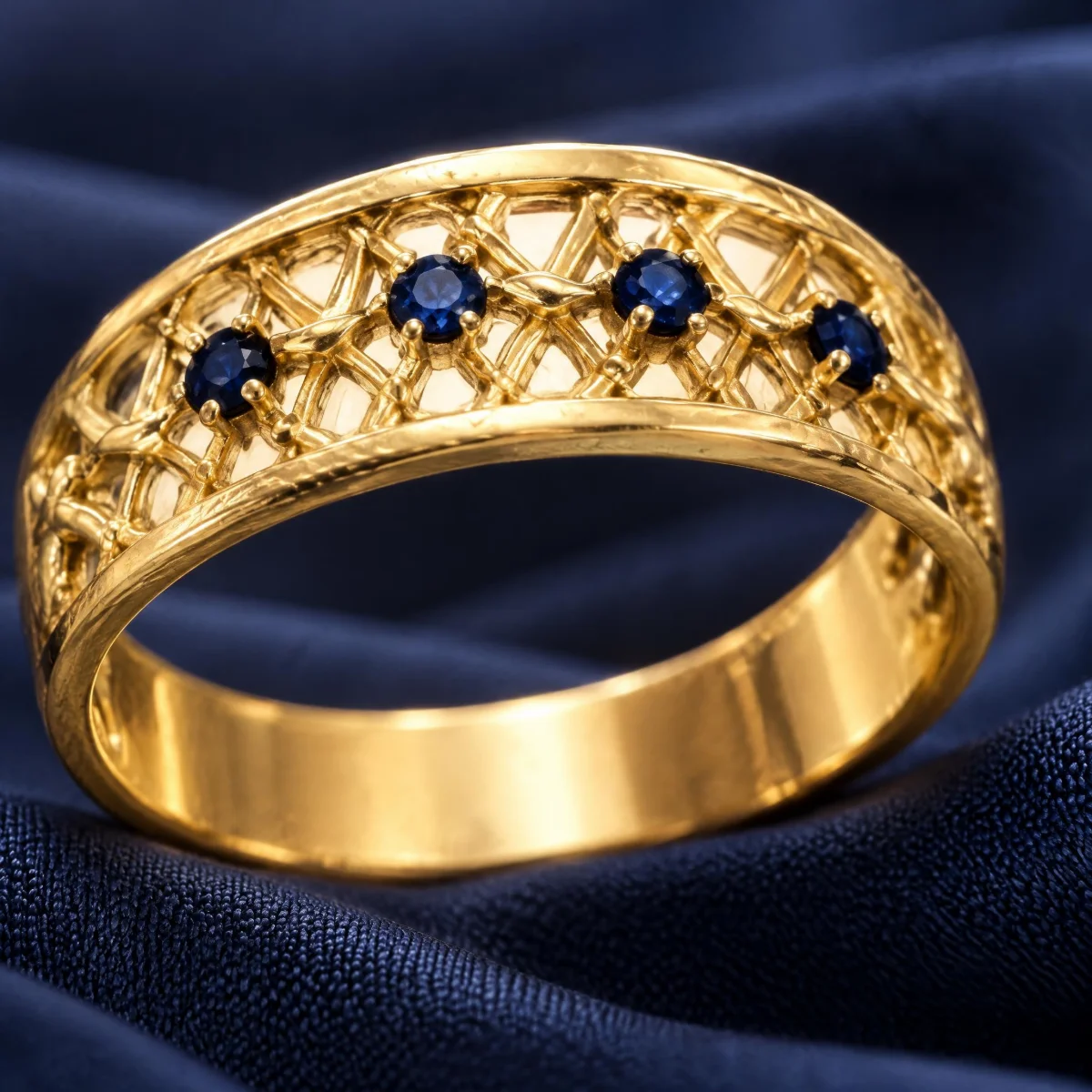 Anel de Formatura Renda com Sete Pedras em ouro 18k, em foto de estúdio