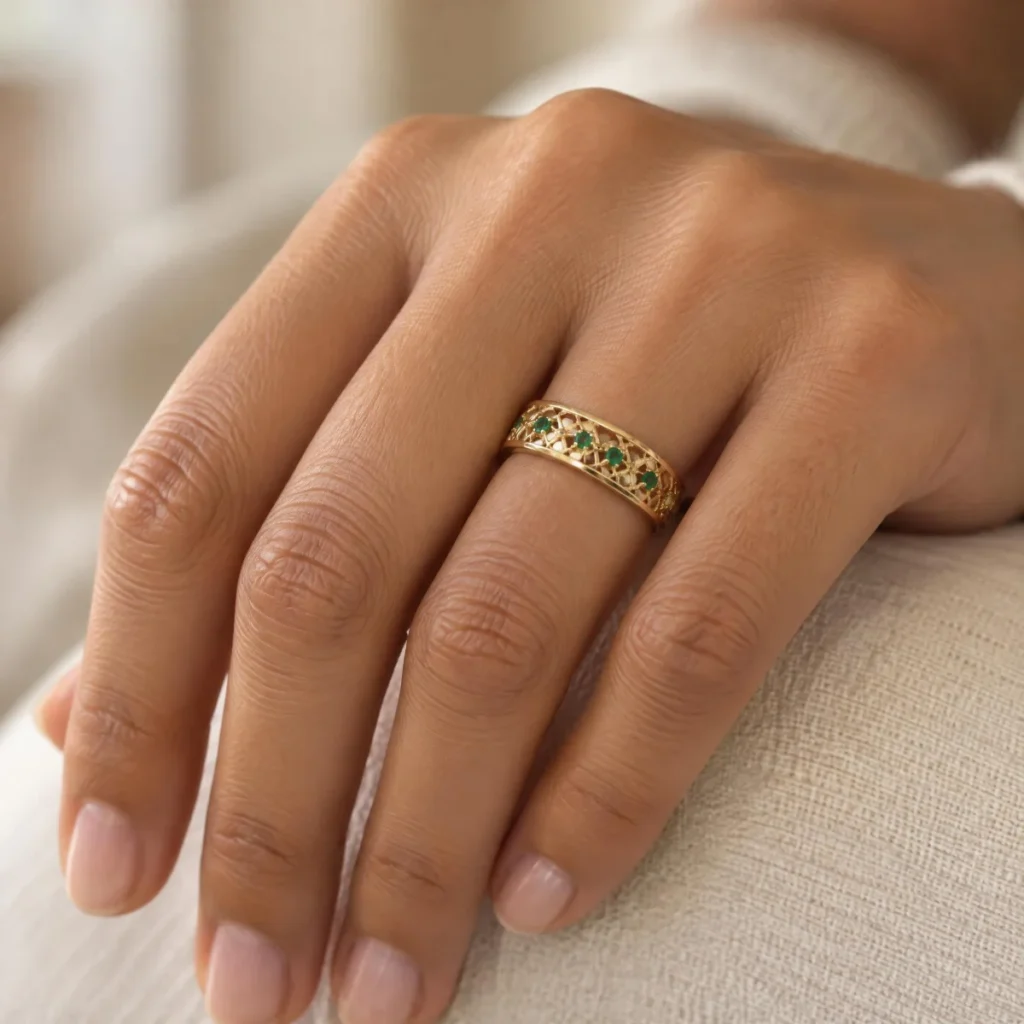Anel de Formatura Renda Verde em ouro 18k, na mão de uma modelo