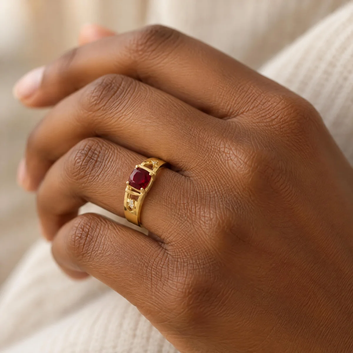 Anel de Formatura Rubi Vazado em ouro 18k, na mão de uma modelo
