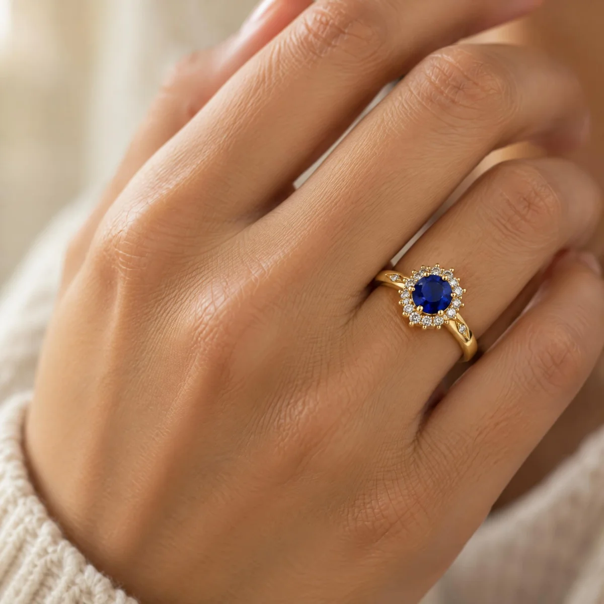 Anel de Formatura Safira Halo Fino em ouro 18k, na mão de uma modelo