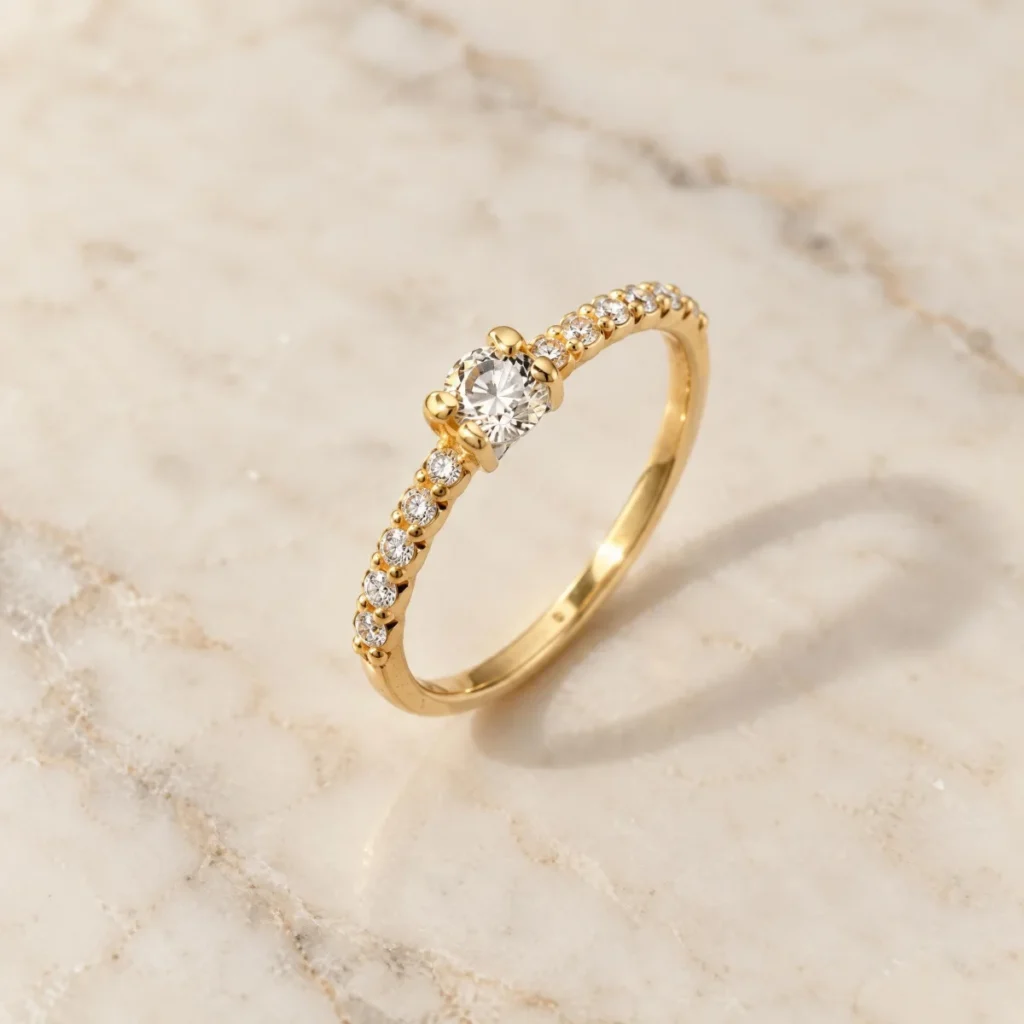 Anel de Noivado com Diamante ou Zircônia Cravejado em ouro 18k, em foto de estúdio