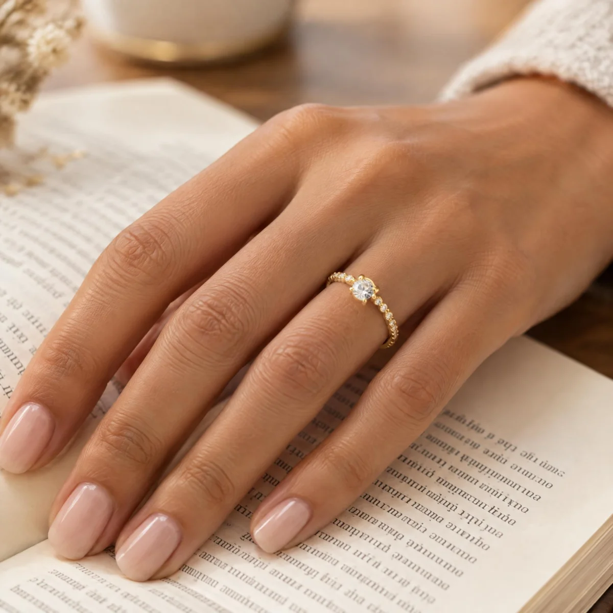 Anel de Noivado com Diamante ou Zircônia Cravejado em ouro 18k, na mão de uma modelo