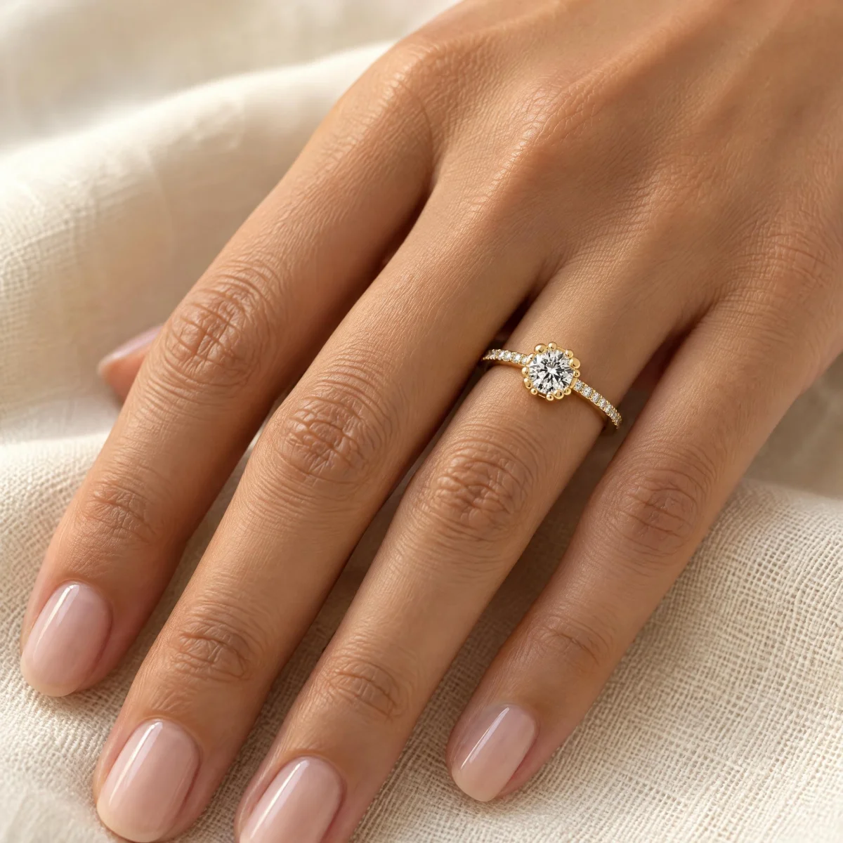 Anel de Noivado em Ouro 18k Coroa Cravejada, na mão de uma modelo