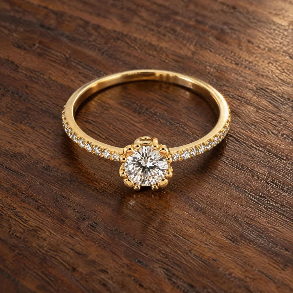 Anel de Noivado em Ouro 18k Coroa Cravejada, em foto de estúdio