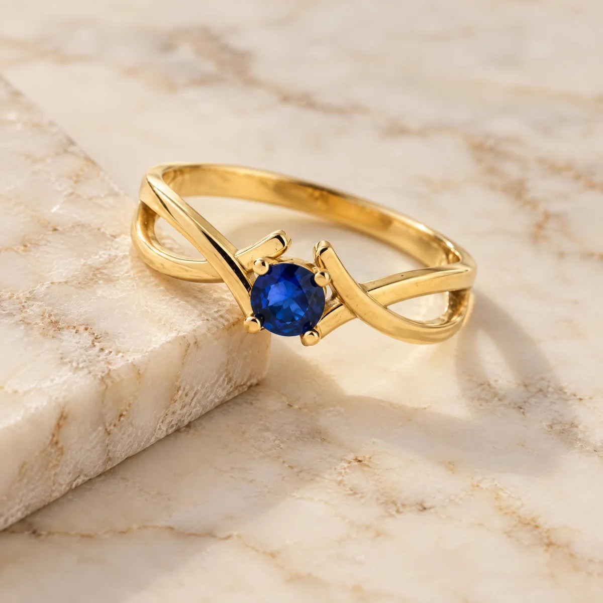 Anel de Noivado Safira com Aro Infinito em ouro 18k, em foto de estúdio