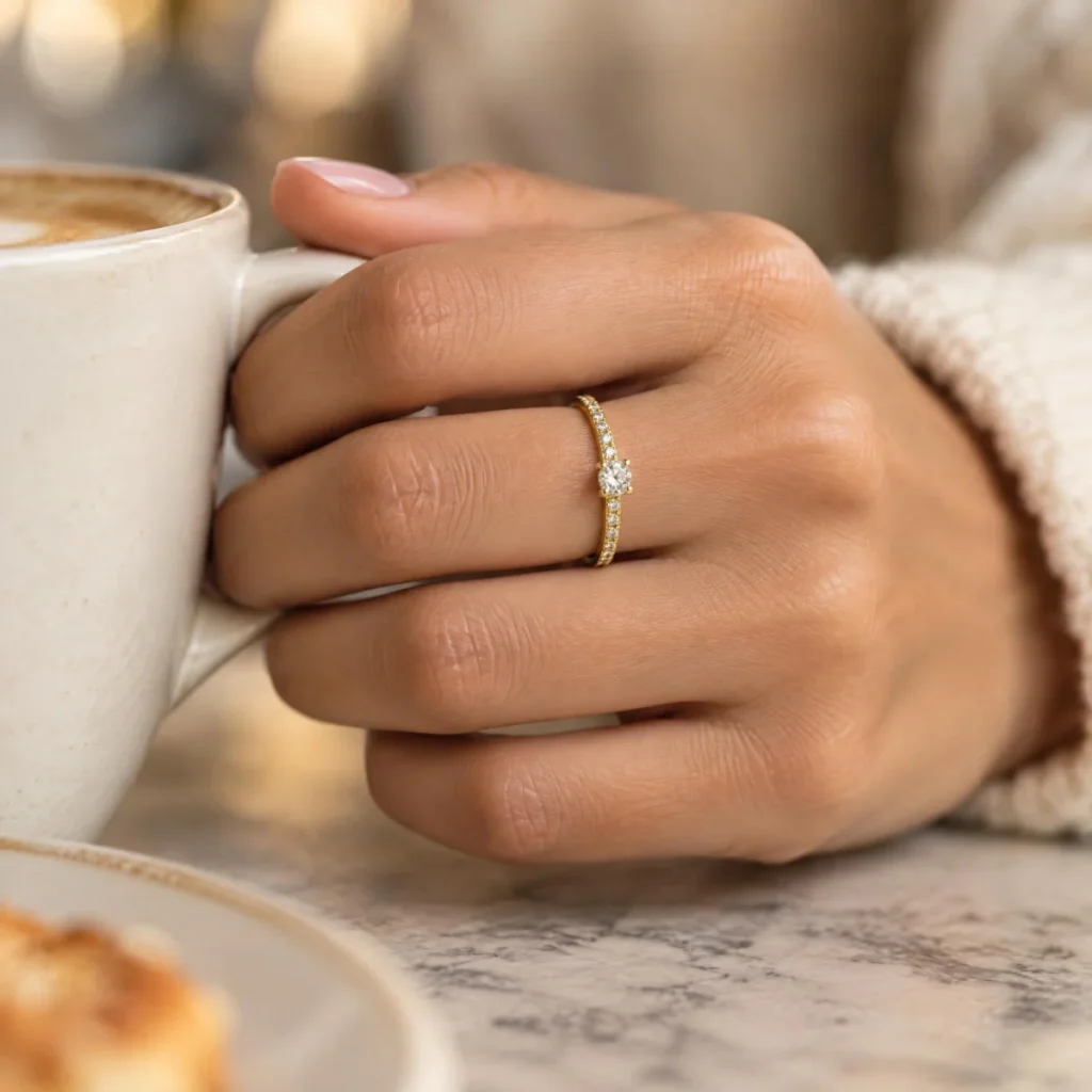 Anel de Noivado Solitário Cravejado em ouro 18k, na mão de uma modelo