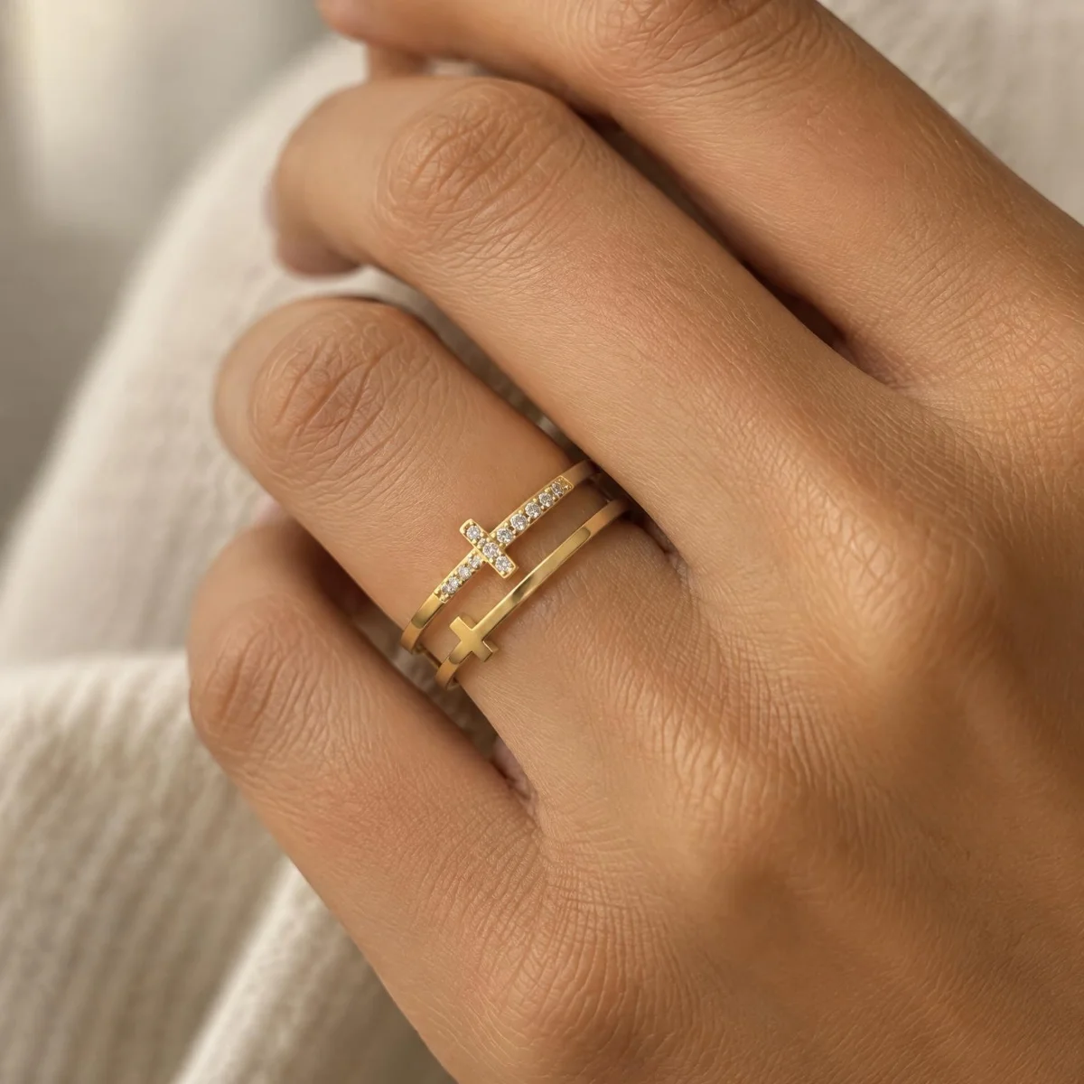 Anel de Ouro com Cruz, Aro Duplo e Diamantes, na mão de uma modelo