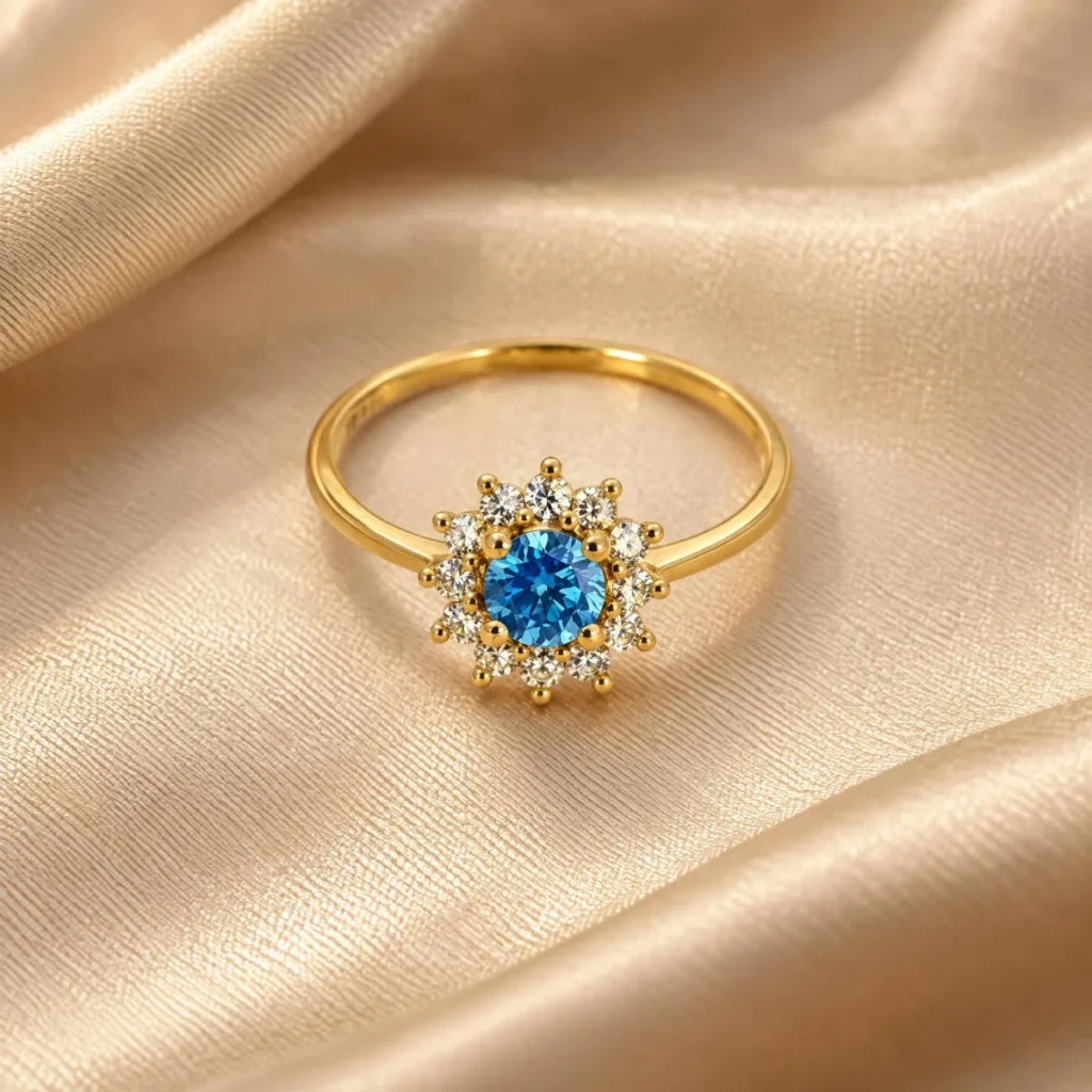 Anel de Ouro com Pedra Azul e Halo em Flor, em foto de estúdio