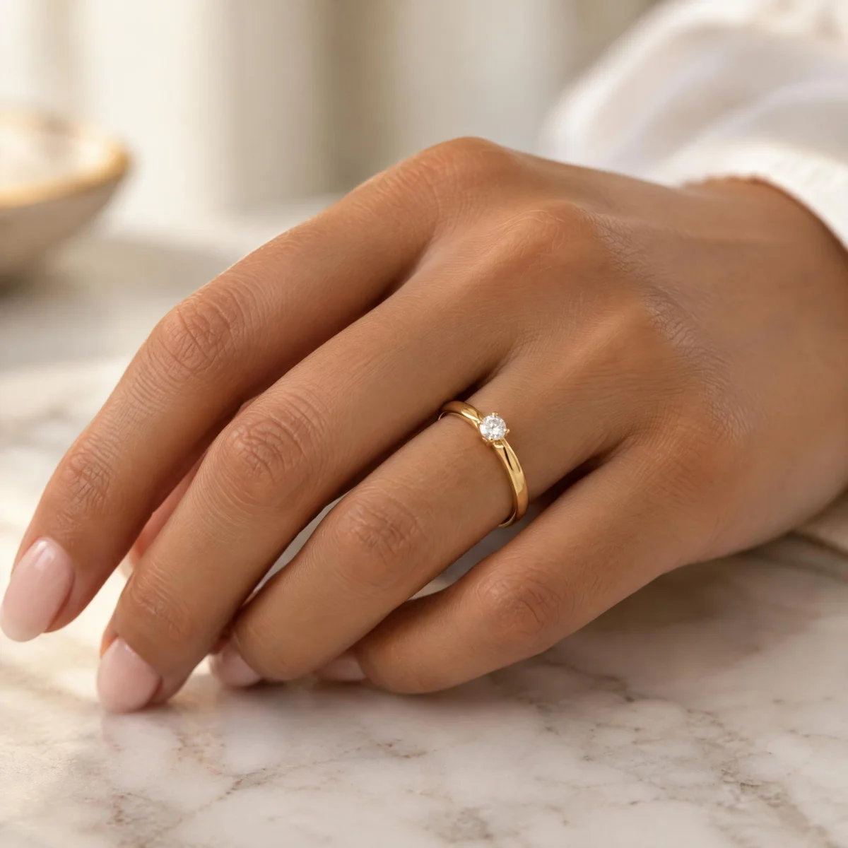 Anel de Pedido de Casamento Solitário Clássico em ouro 18k, na mão de uma modelo