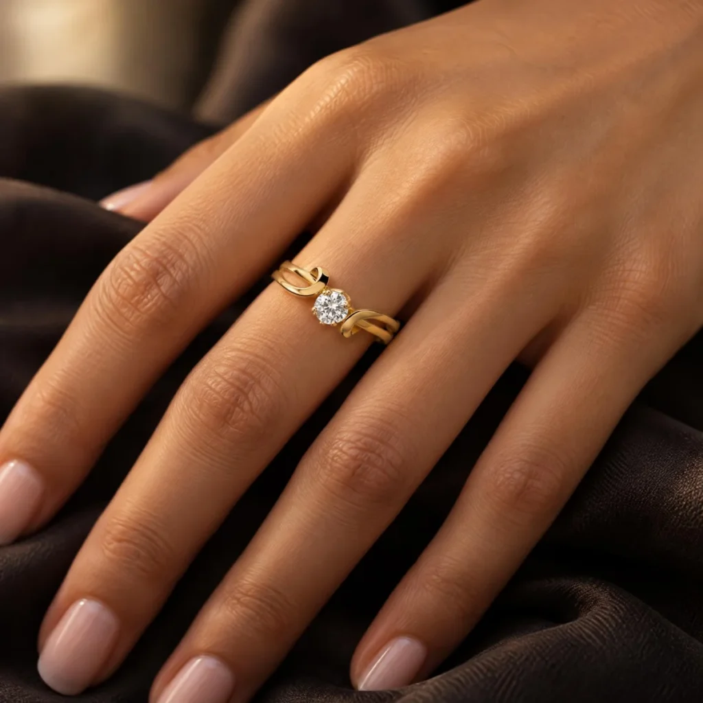 Anel Infinito Ouro Solitário com Pedra em Garras, na mão de uma modelo