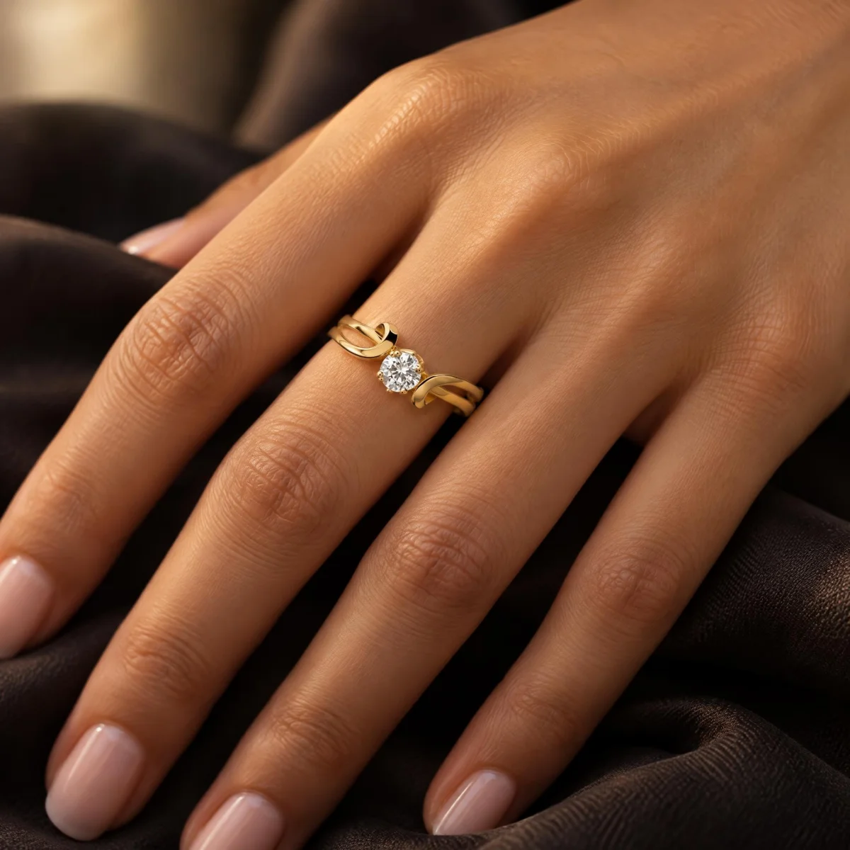 Anel Infinito Ouro Solitário com Pedra em Garras, na mão de uma modelo
