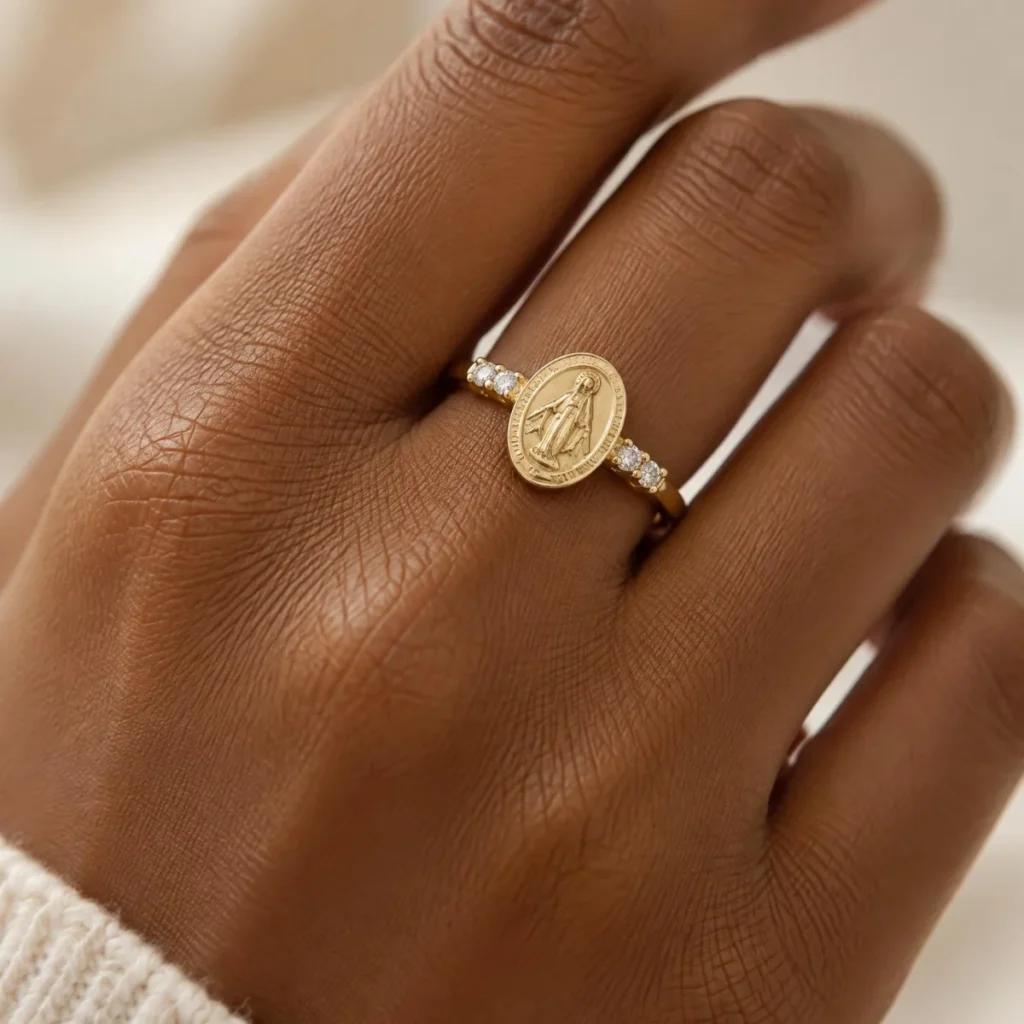 Anel Nossa Senhora das Graças em Ouro 18k com Brilhantes, na mão de uma modelo