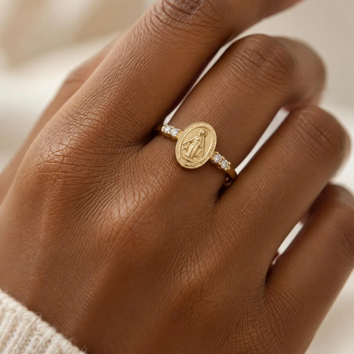Anel Nossa Senhora das Graças em Ouro 18k com Brilhantes, na mão de uma modelo