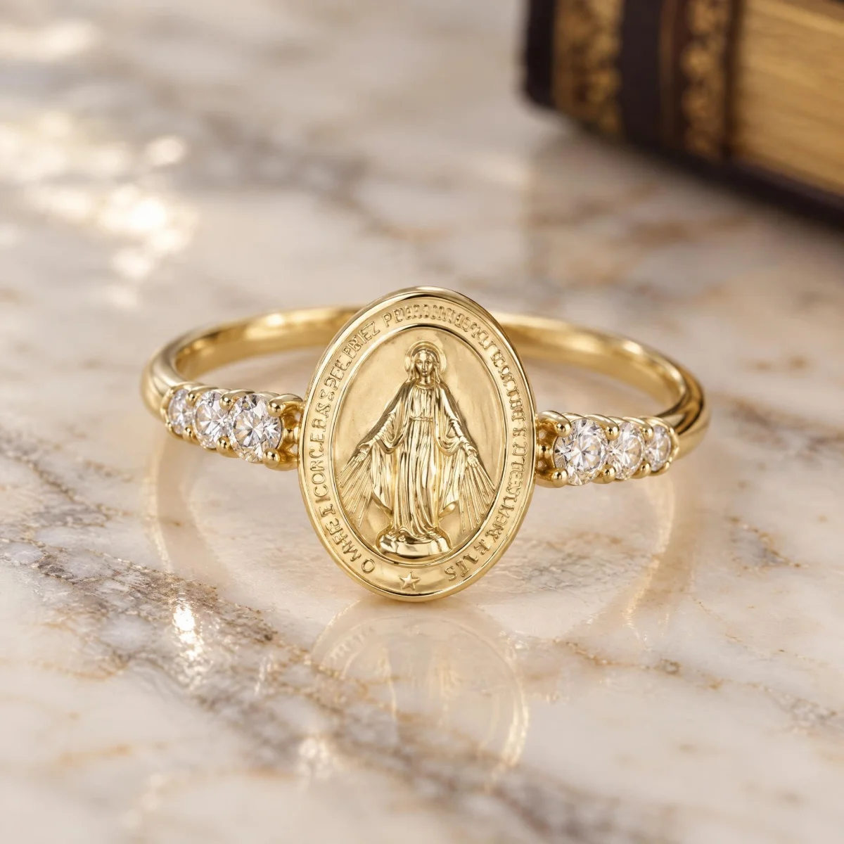 Anel Nossa Senhora das Graças em Ouro 18k com Brilhantes, em foto de estúdio