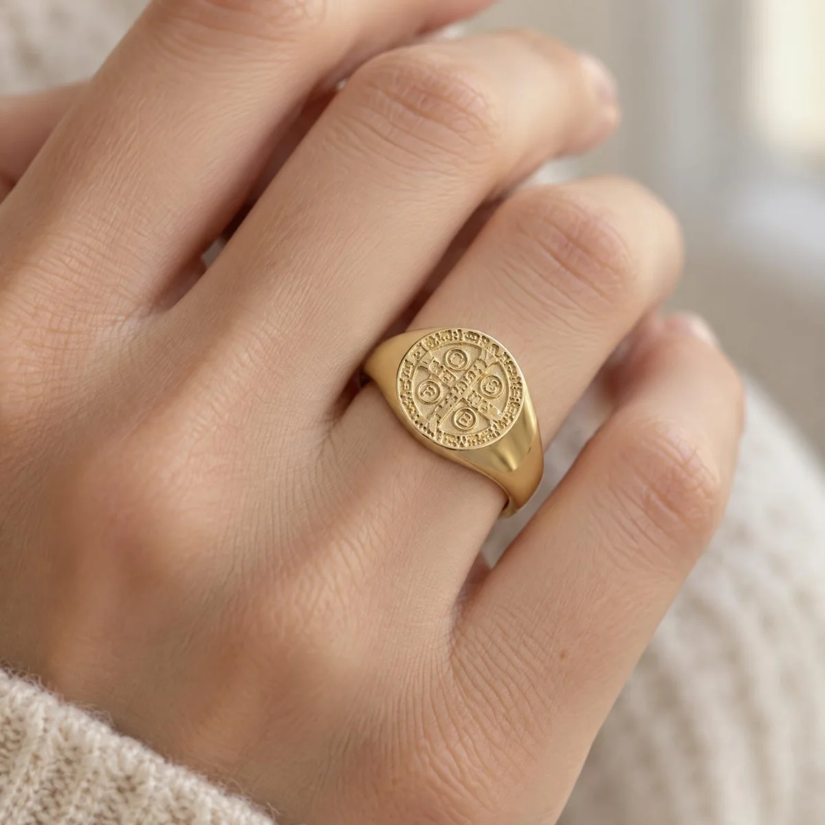Anel São Bento Ouro 18k Sinete, na mão de uma modelo