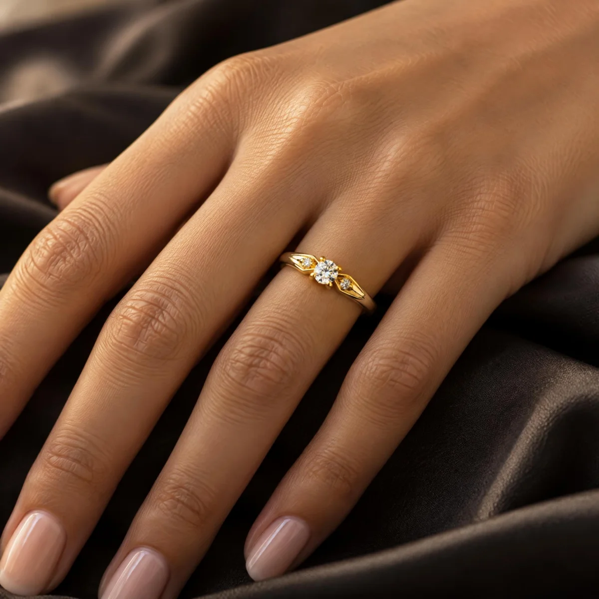 Anel Solitário com Duas Laterais em ouro 18k, na mão de uma modelo