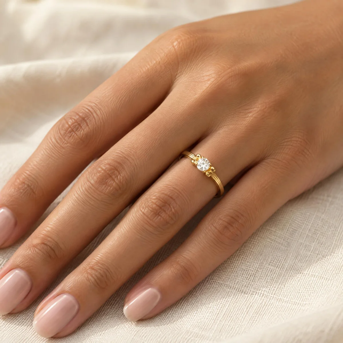 Anel Solitário com Volutas em ouro 18k, na mão de uma modelo