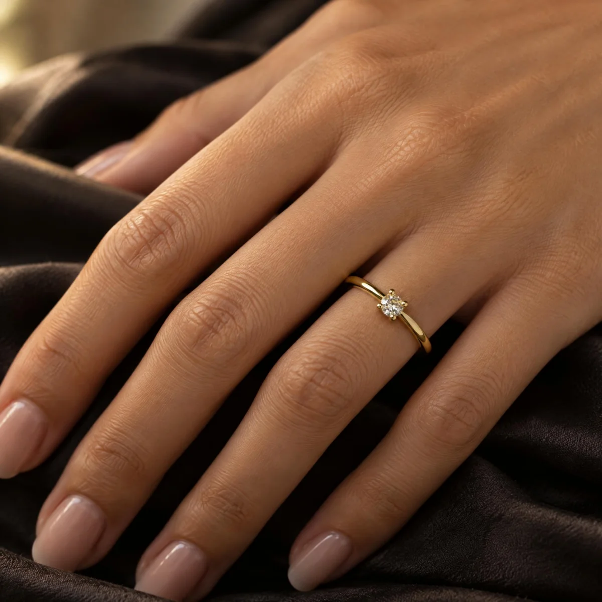 Anel Solitário com Zircônia Aro Arredondado em ouro 18k, na mão de uma modelo