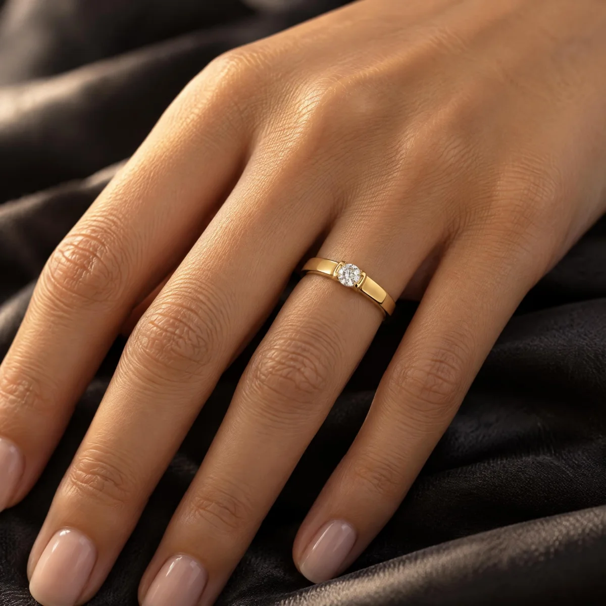 Anel Solitário em Ouro 18k Aro Reto, na mão de uma modelo