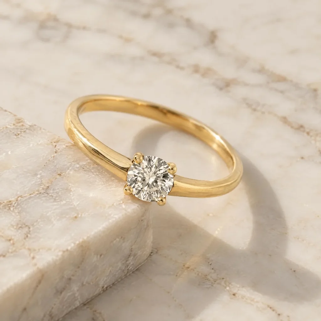Anel Solitário Feminino Aro Fino em ouro 18k, em foto de estúdio