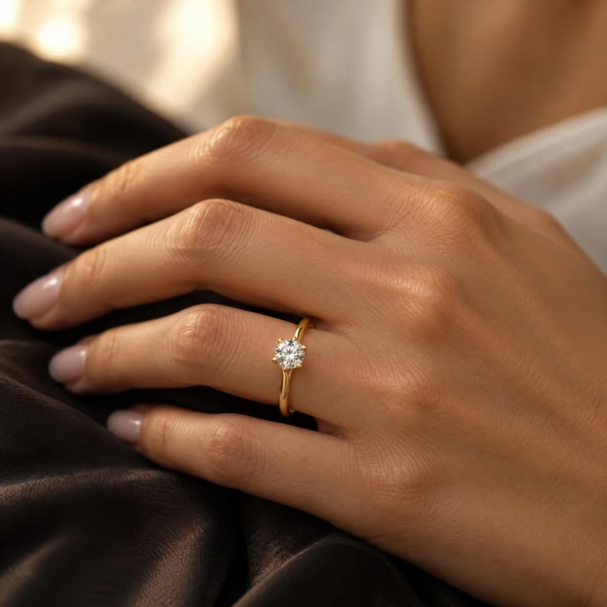 Anel Solitário Feminino Aro Fino em ouro 18k, na mão de uma modelo