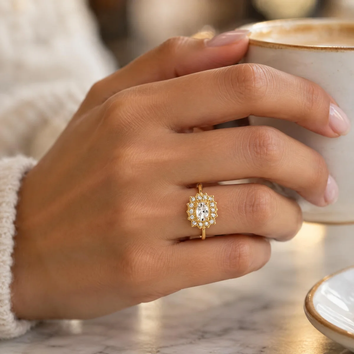 Anel Solitário Halo Oval Completo em ouro 18k, na mão de uma modelo