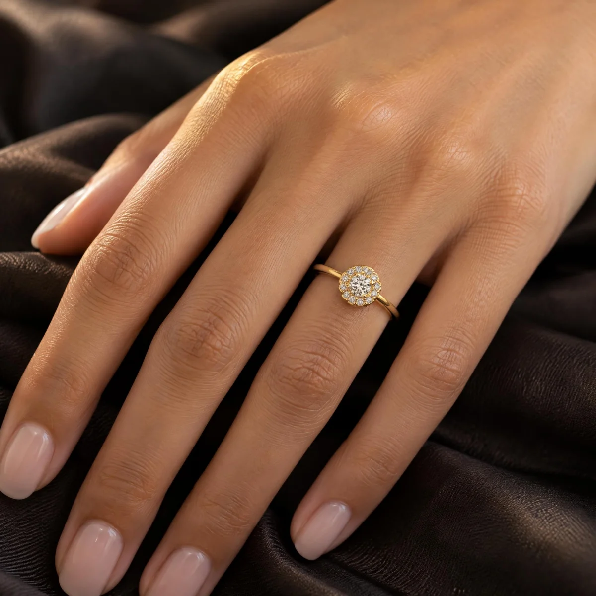 Anel Solitário Halo Redondo em ouro 18k, na mão de uma modelo