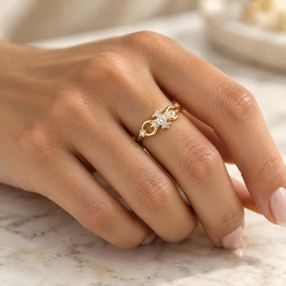 Anel Solitário Quatro Laterais e Volutas em ouro 18k, na mão de uma modelo