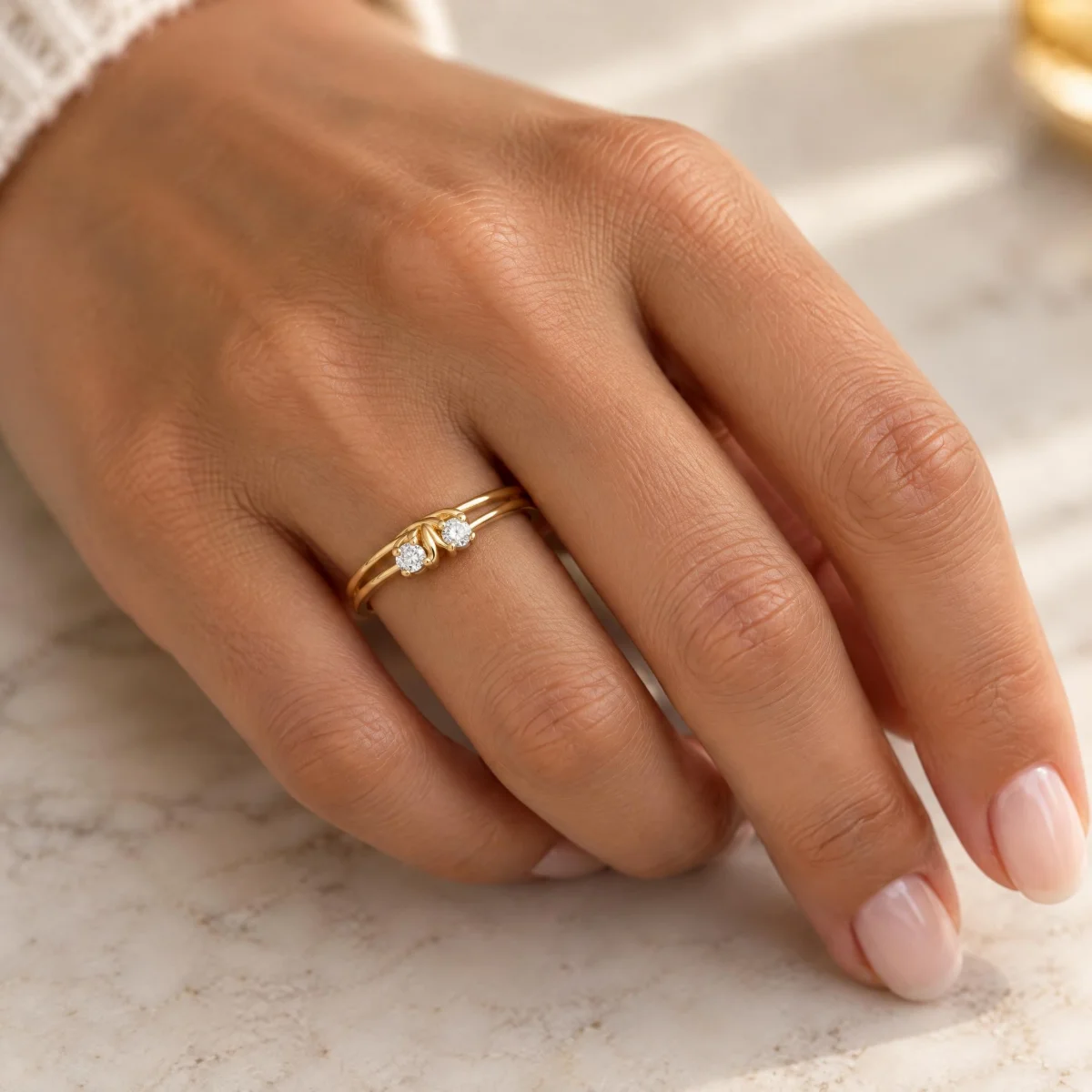 Anel Toi et Moi em Ouro 18k com Aro Vazado, na mão de uma modelo