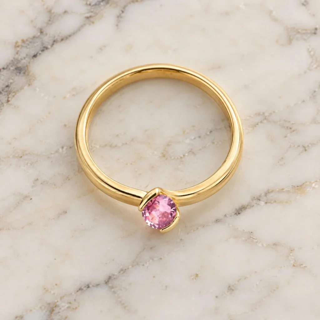 Anel Turmalina Rosa em Ouro 18k com Aro Duplo, em foto de estúdio