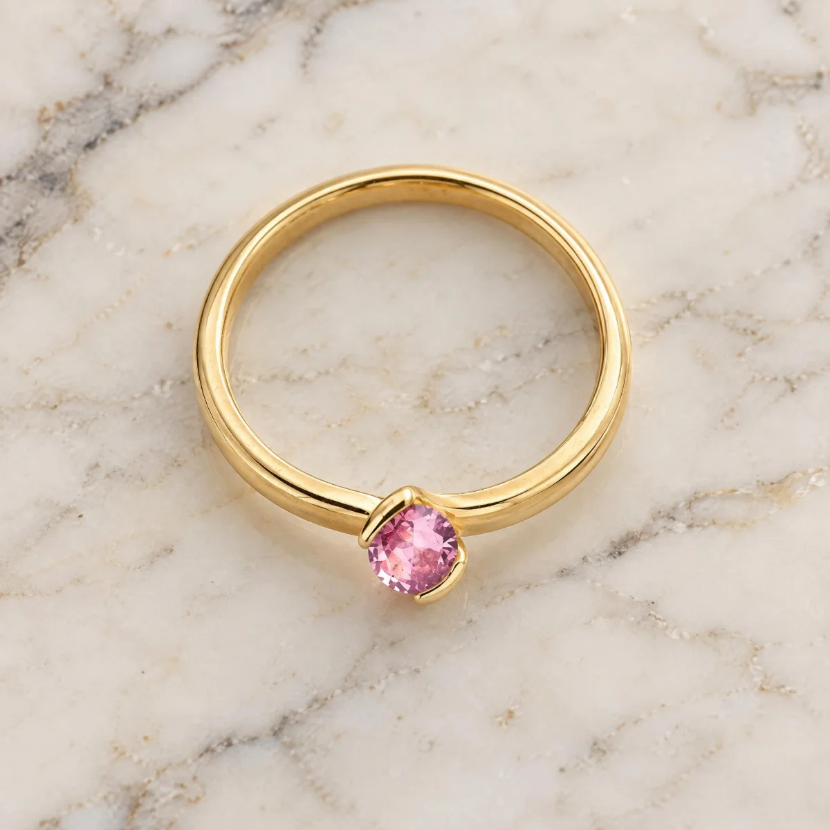 Anel Turmalina Rosa em Ouro 18k com Aro Duplo, em foto de estúdio