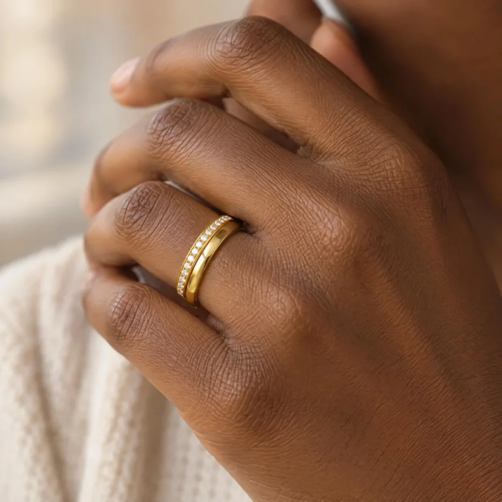 Aparador de Aliança Fino Cravejado em ouro 18k, na mão de uma modelo
