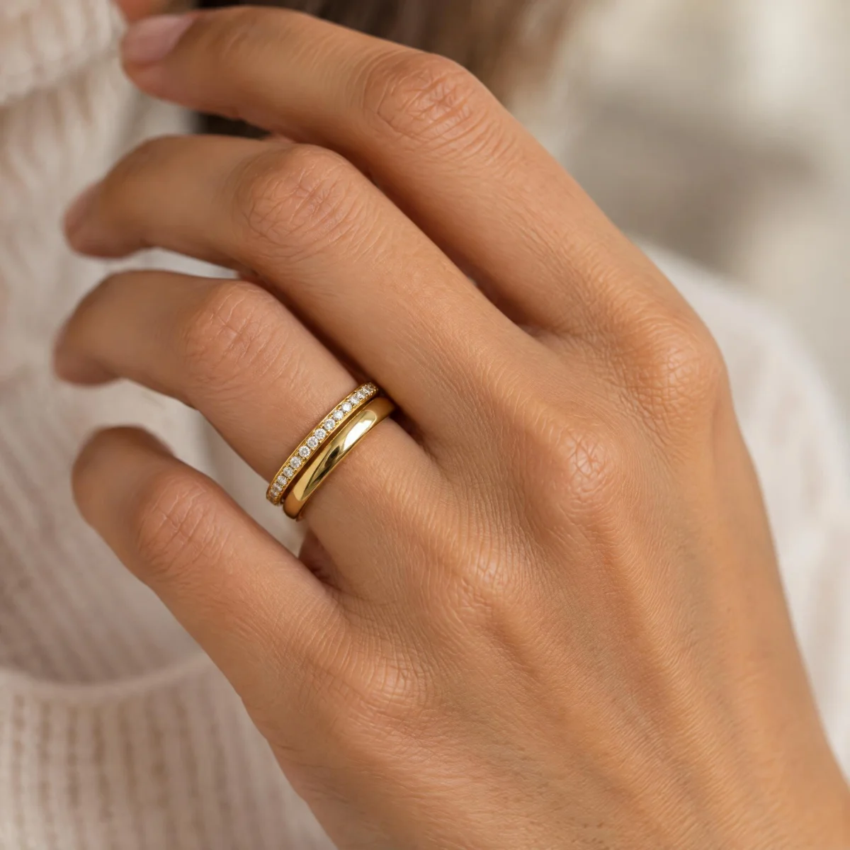 Aparador de Aliança em Ouro 18k Cravejado em Toda a Volta, na mão de uma modelo