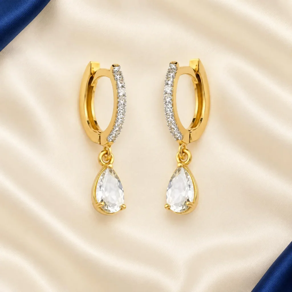 Brinco Argola com Pingente de Gota em ouro 18k, em foto de estúdio