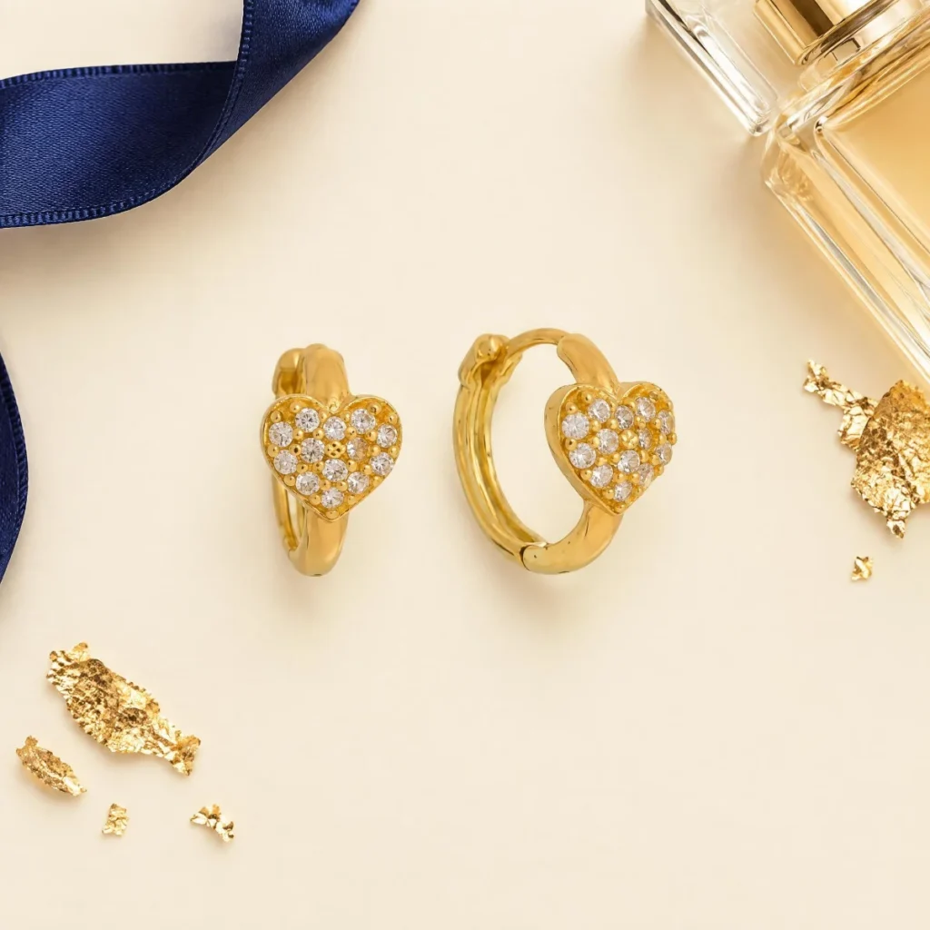 Brinco Argola Cravejada com Coração em ouro 18k, em foto de estúdio