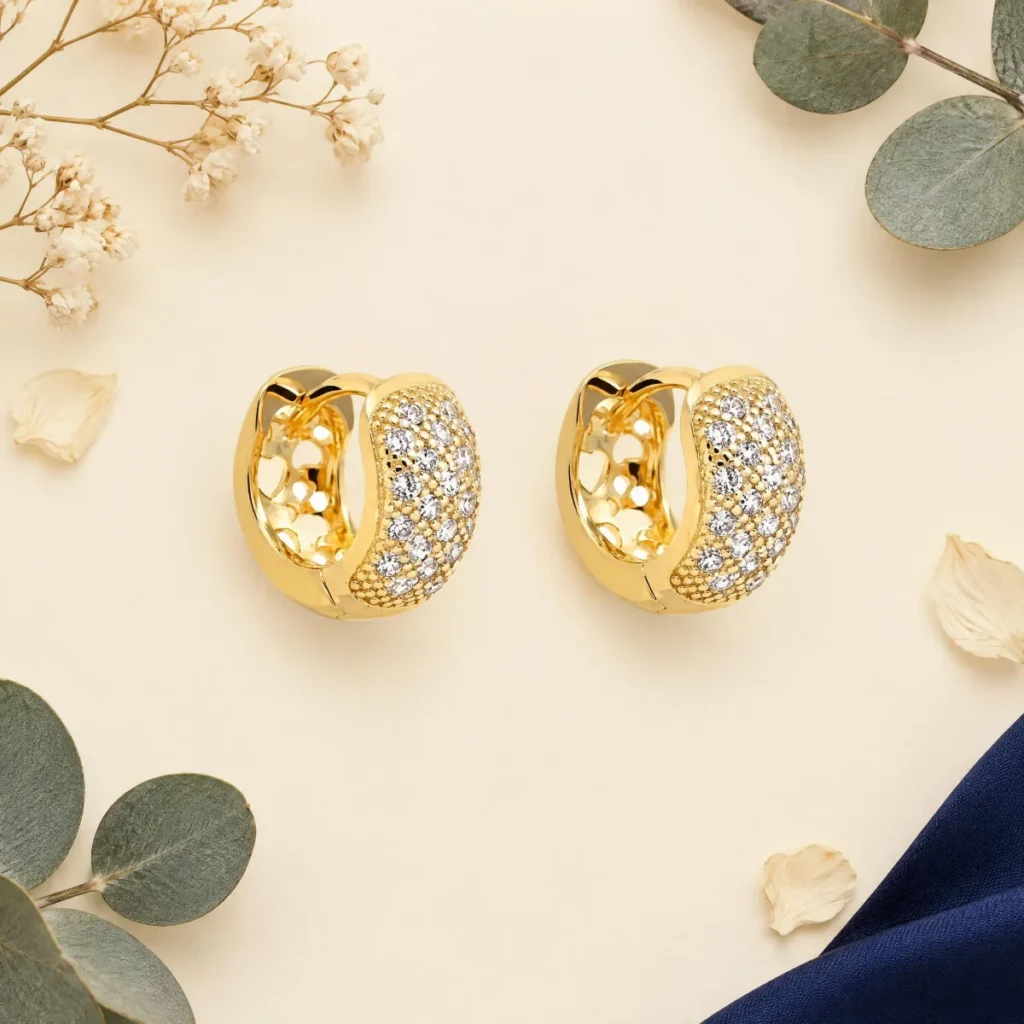 Brinco Argola Cravejada Larga em ouro 18k, em foto de estúdio