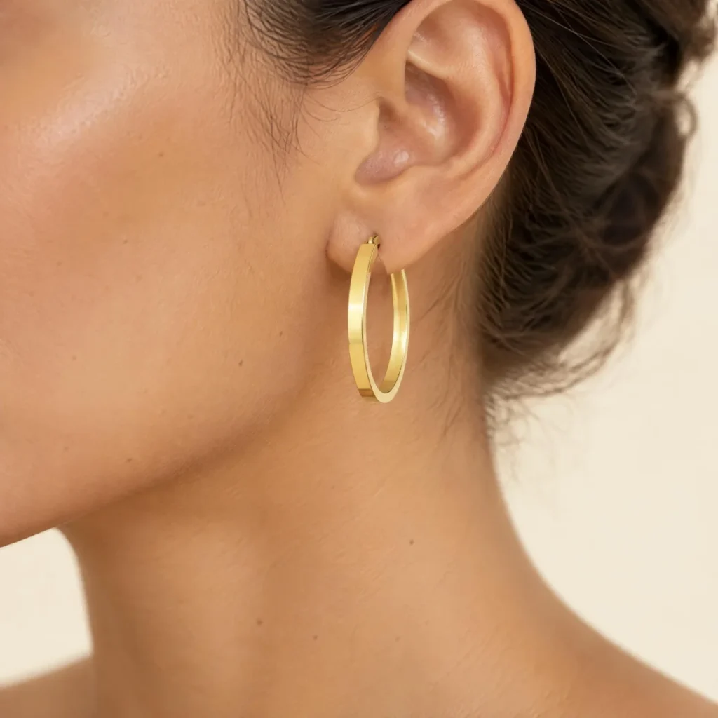 Brinco Argola Ouro 18k Chata, na orelha de uma modelo