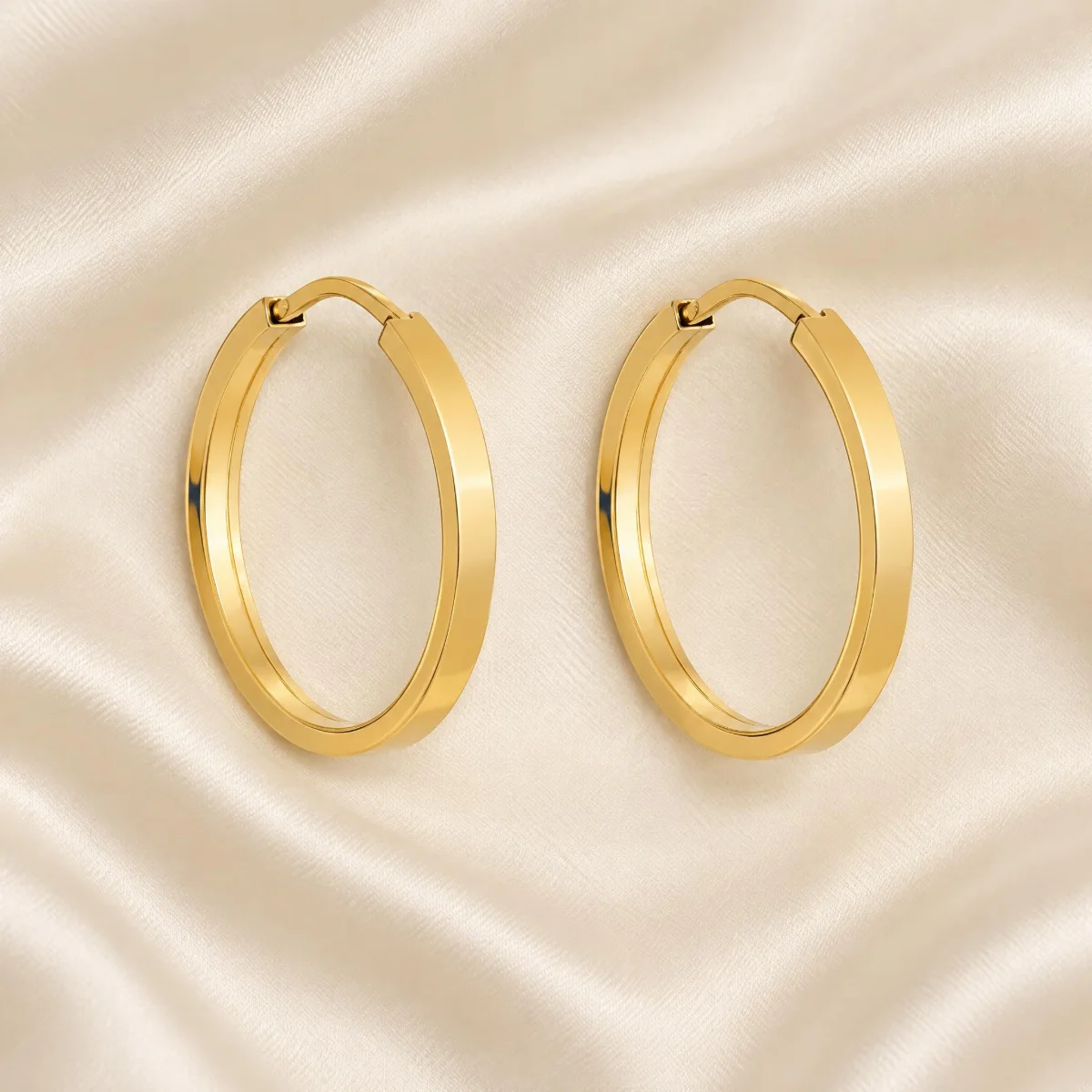 Brinco Argola Ouro 18k Chata, em foto de estúdio
