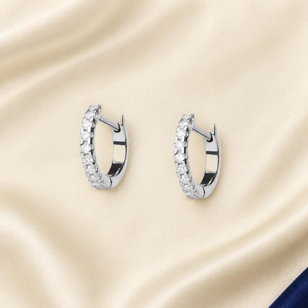 Brinco Argola Ouro 18k com Diamantes, em foto de estúdio