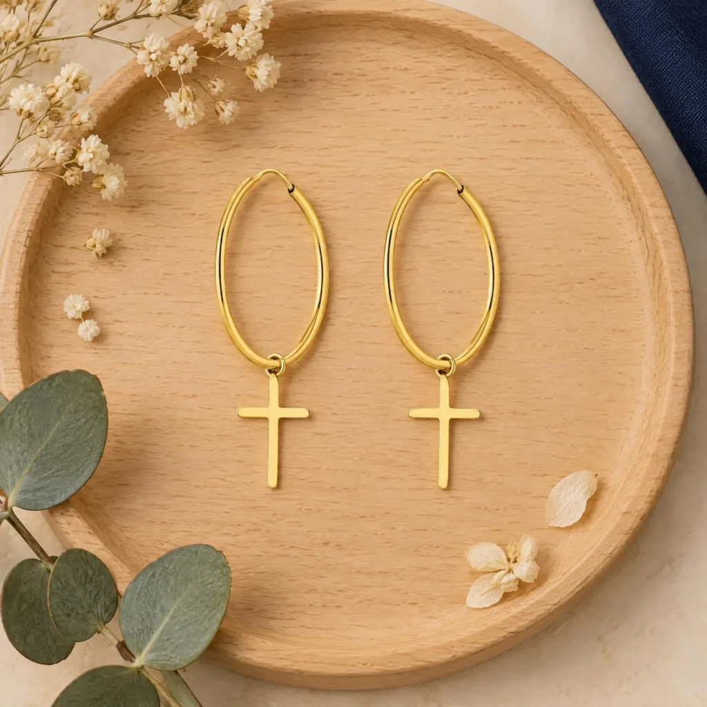 Brinco de Argola com Cruz em Ouro 18k, em foto de estúdio