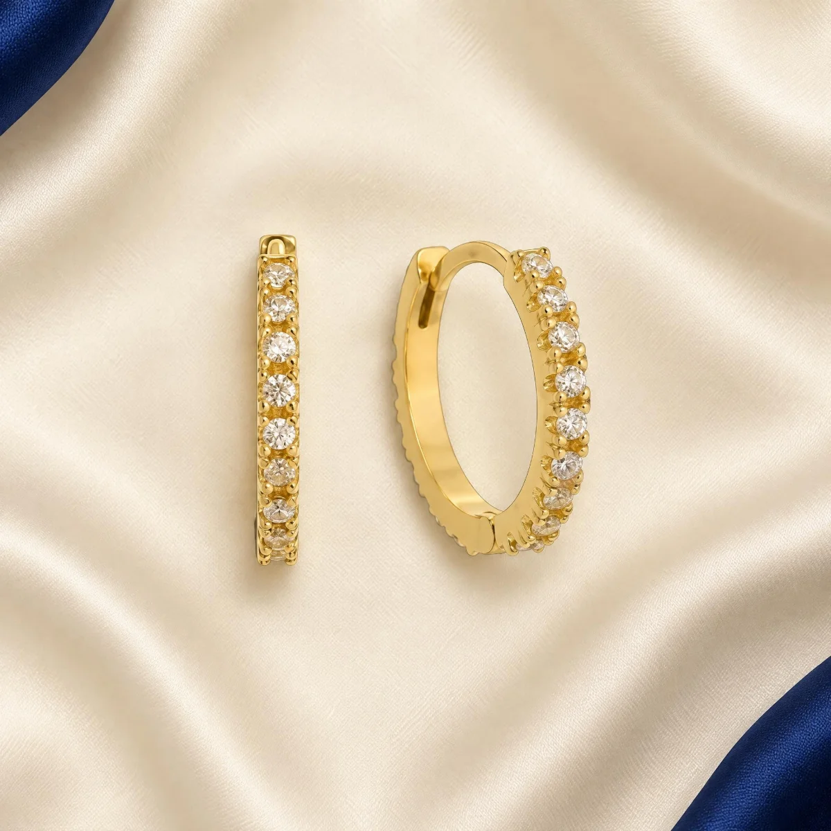 Brinco de Argola Cravejada em ouro 18k, em foto de estúdio