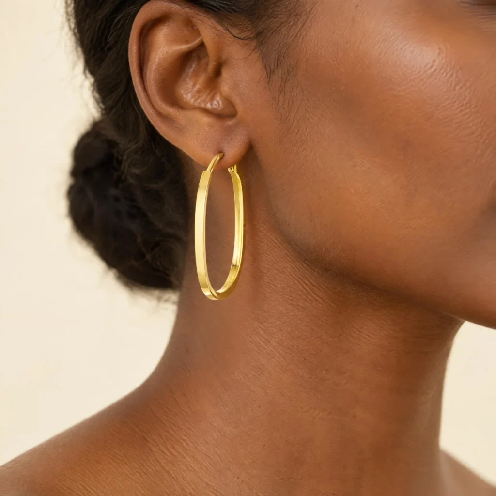 Brinco de Argola Fina em Ouro 18k, na orelha de uma modelo