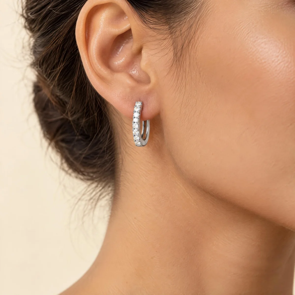 Brinco de Diamante em Argola de Ouro 18k, na orelha de uma modelo