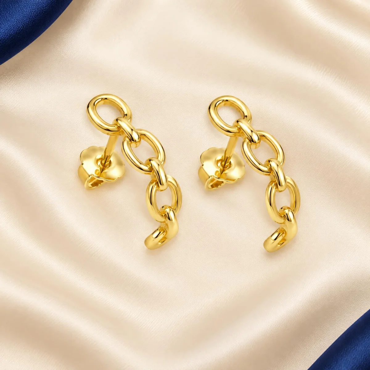 Brinco de Ouro 18k Feminino Elos Pendurados, em foto de estúdio