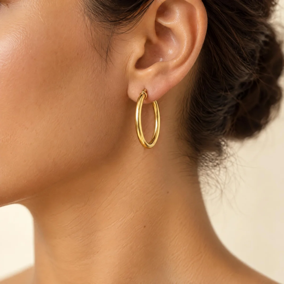 Brinco de Ouro Argola Lisa, na orelha de uma modelo