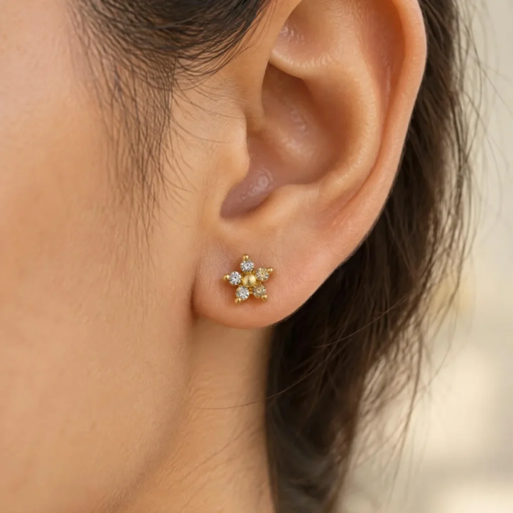 Brinco de Ouro com Zircônia em Flor, na orelha de uma modelo