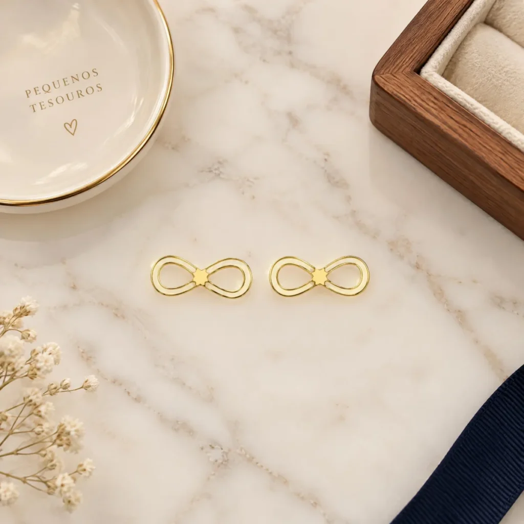 Brinco Infinito em Ouro 18k, em foto de estúdio