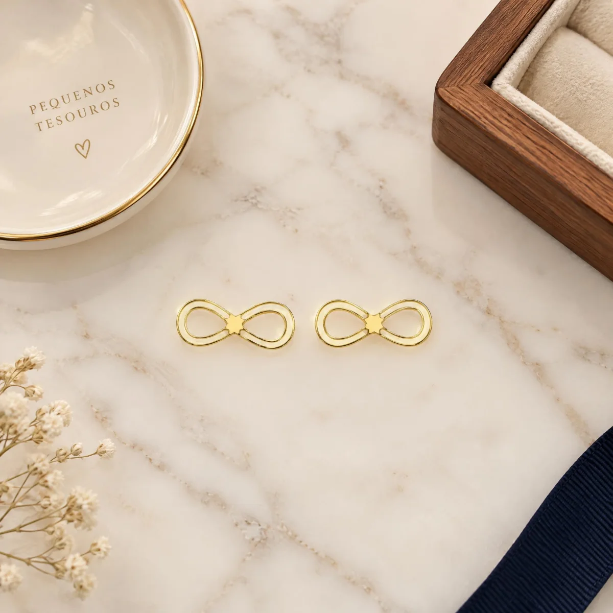 Brinco Infinito em Ouro 18k, em foto de estúdio