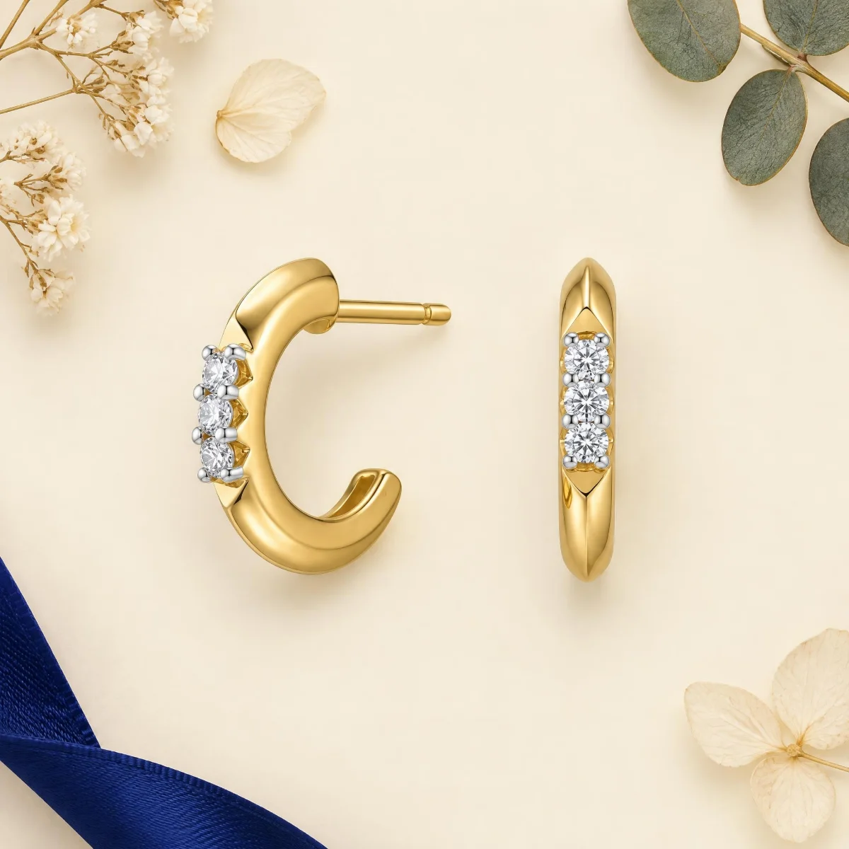 Brinco Meia Argola Cravejada em ouro 18k, em foto de estúdio