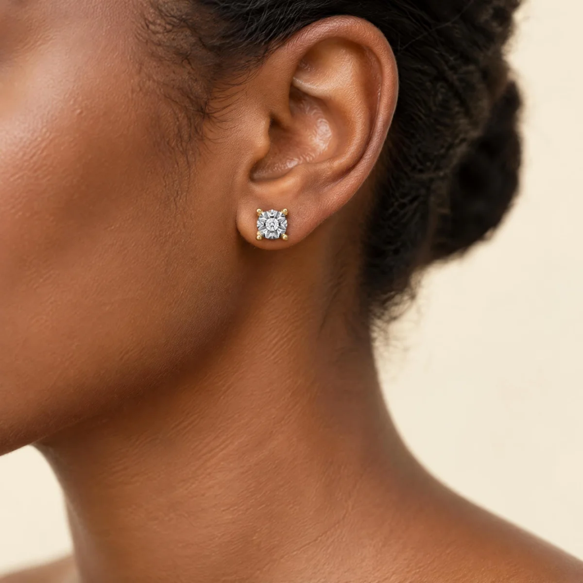 Brinco Ponto de Luz Ouro 18k em Garras, na orelha de uma modelo